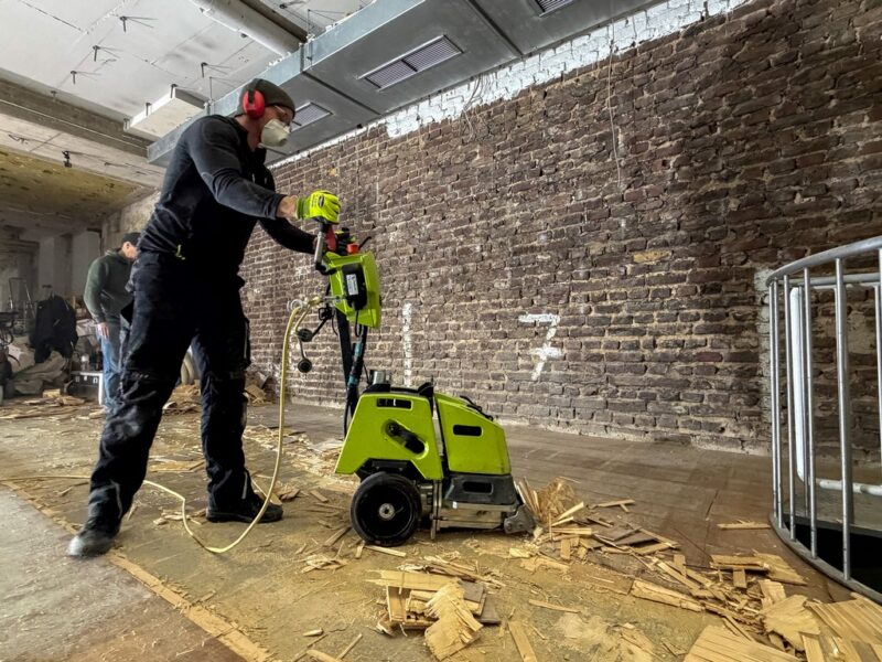 Verklebtes Parkett entfernen 3 Parkett entfernen mit Maschine