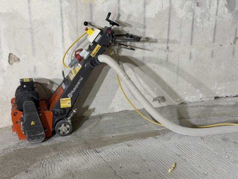 Betonfräse mit Absaugung mieten – 400V 3 Betonfräse bei der Arbeit