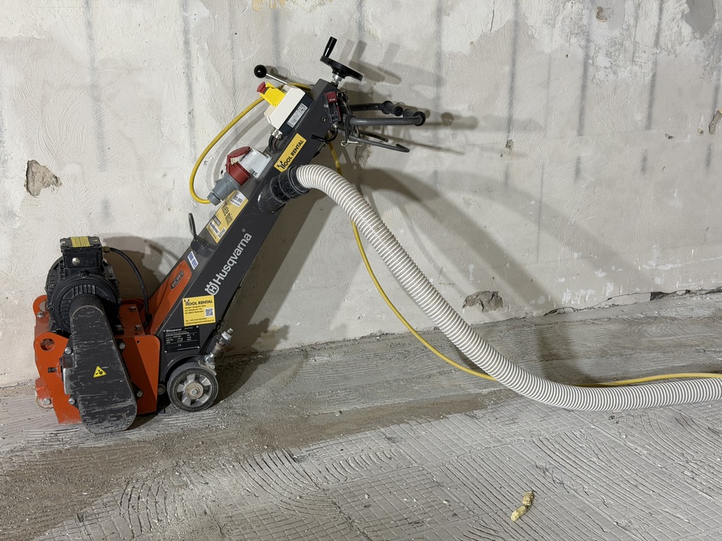 Betonfräse bei der Arbeit