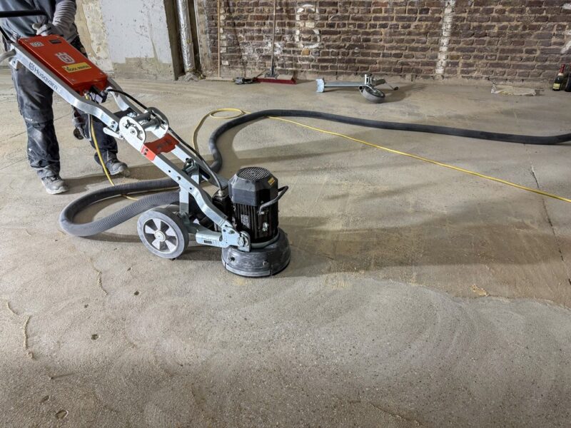 Fliesenkleber entfernen 3 Betonschleifer mit Absaugung im Einsatz
