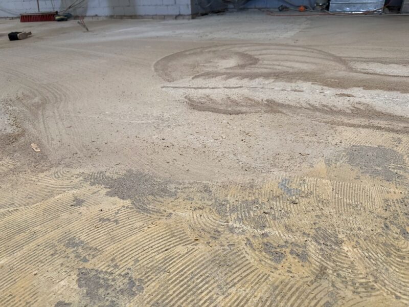 Boden mit Parkettkleber