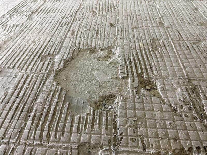 Betonfräse mit Absaugung mieten – 400V 2 Dicker Fliesenkleber auf Boden