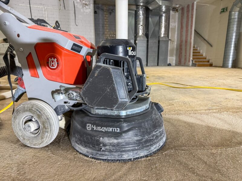 Verklebtes Parkett entfernen 7 Betonschleifer schleift Parkettkleber ab