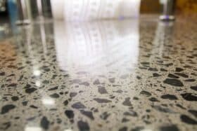 Terrazzo polieren – frisch geschliffener Terrazzoboden im Wohnraum