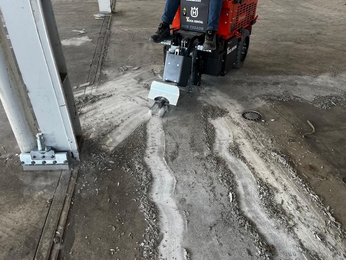 Aufsitz-Bodenbelagentferner im Einsatz