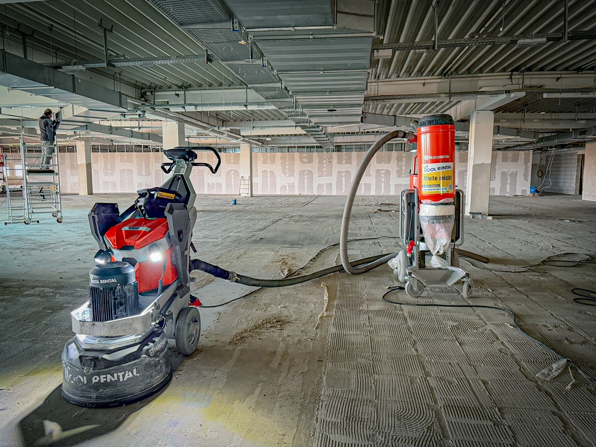 B2B-Mietservice für Bodensanierung 12 Bodensanierung in einem Möbelhaus in Leipzip