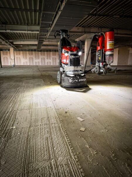 Bodenschleifmaschine mieten – 400V, 600 mm 1 Bodenschleifmaschine HTV RX6 in einem Möbelhaus