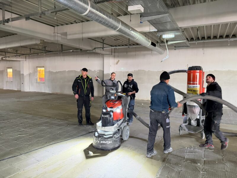 Möbelhaus Leipzig: 9.000 m² Bodenbeläge in 10 Wochen entfernt 9 Schulung an der Bodenschleifmaschine in Leipzig