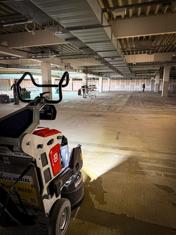 B2B-Mietservice für Bodensanierung 2 Untergrundsanierung in einem Möbelhaus mit Bodenschleifmaschine