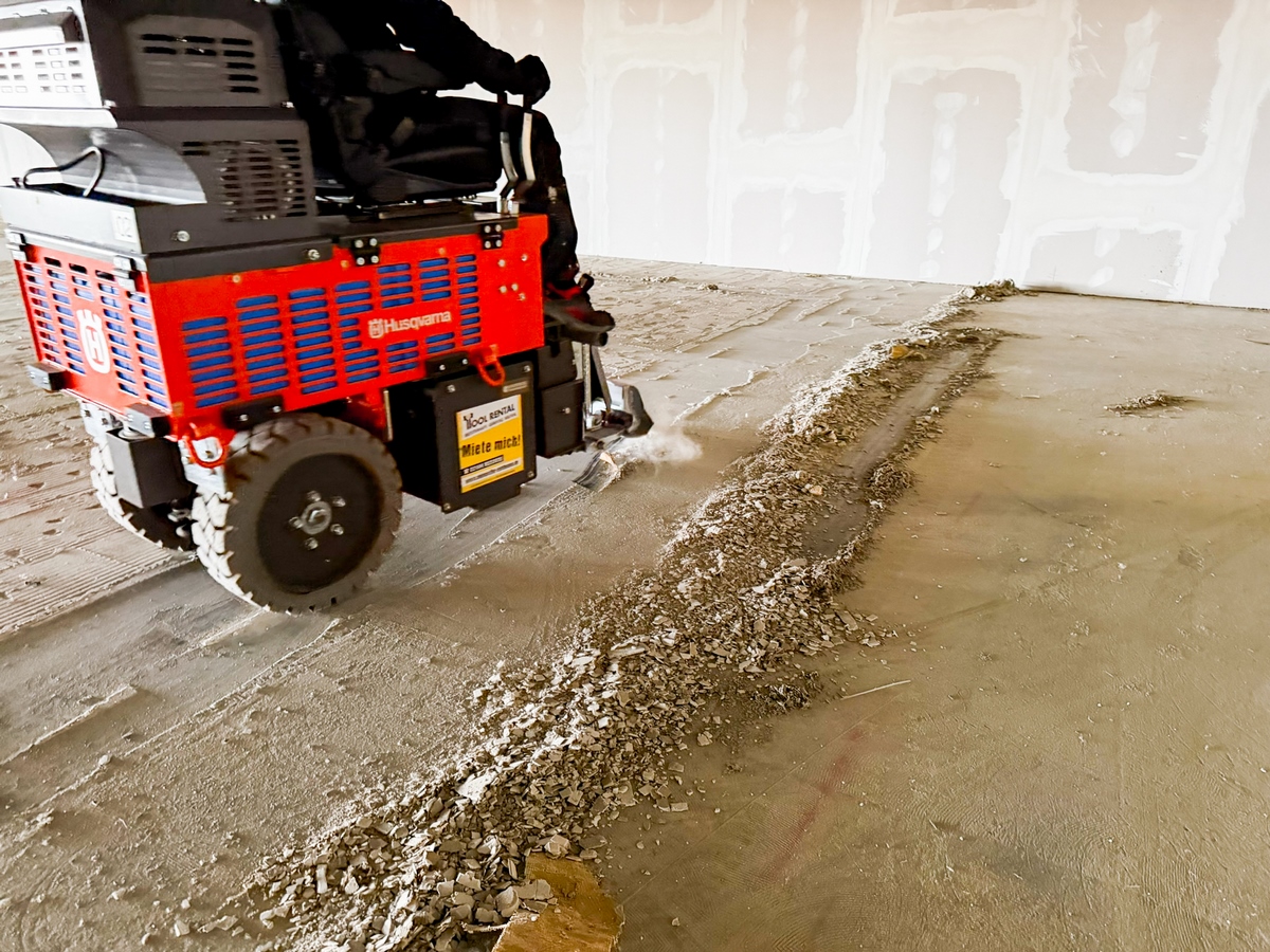 Aufsitzstripper beim Entfernen alter Fliesen