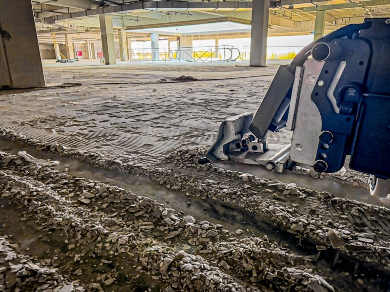 Möbelhaus Leipzig: 9.000 m² Bodenbeläge in 10 Wochen entfernt 6 Bodenbelag entfernen mit Aufsitzstripper zur Miete