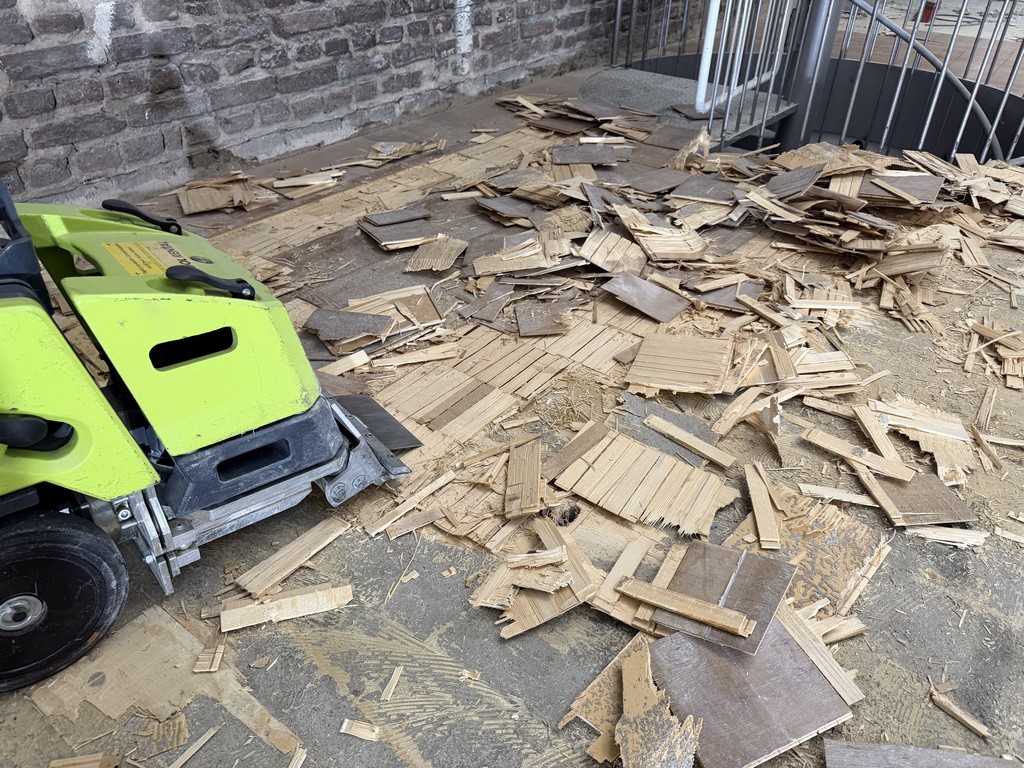 Parkettentferner-Set mieten – Stripper + Parkettsäge 1 Wolff BiTurbo Stripper beim Parkett entfernen