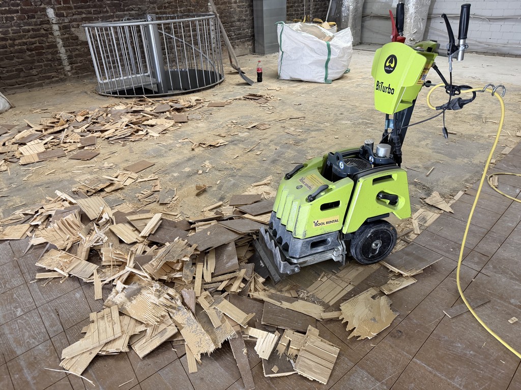 Verklebtes Parkett entfernen mit Wolff BiTurbo Stripper