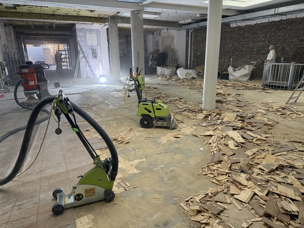 Parkettentferner-Set in einem alten Ladenlokal