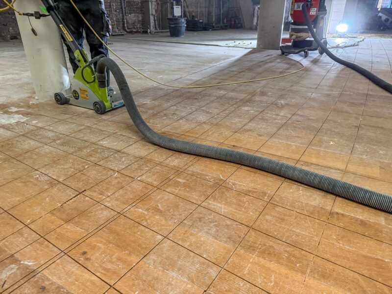 Verklebtes Parkett entfernen 1 Altes Parkett mit Parkettsäge einschneiden