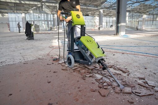 Mietgeräte für Bodensanierung mieten 12 Wolff RamHammer Fliesenentferner bei der Arbeit
