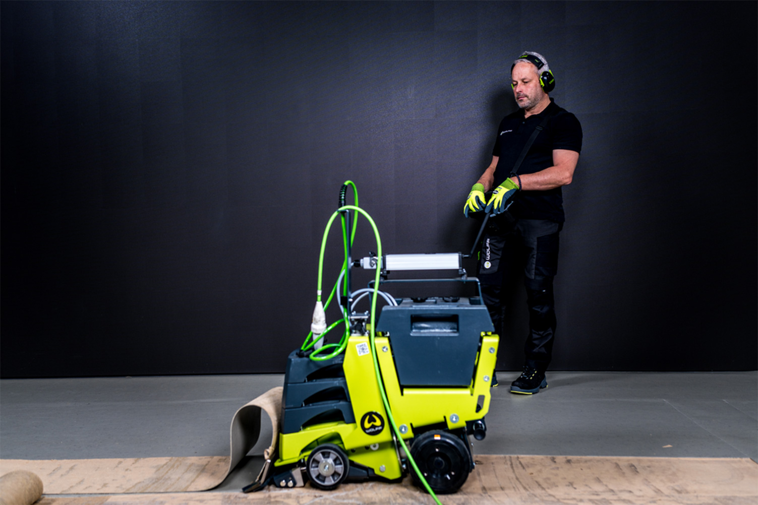 Bodenstripper mieten – ferngesteuert 5 Bodenbelagentferner Robo Stripper im Einsatz